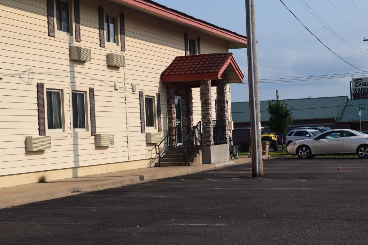 Regency Inn And Suites Eau Claire Exterior photo