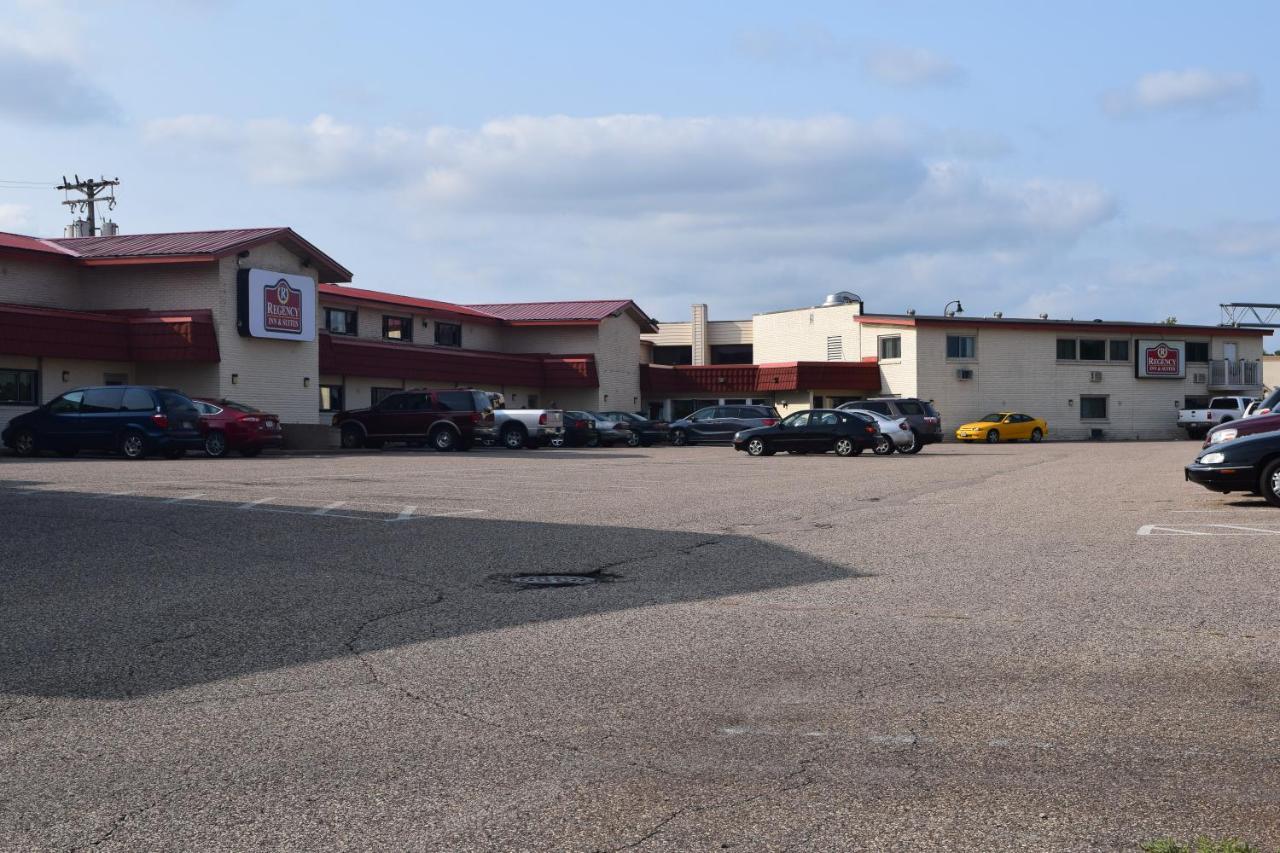 Regency Inn And Suites Eau Claire Exterior photo